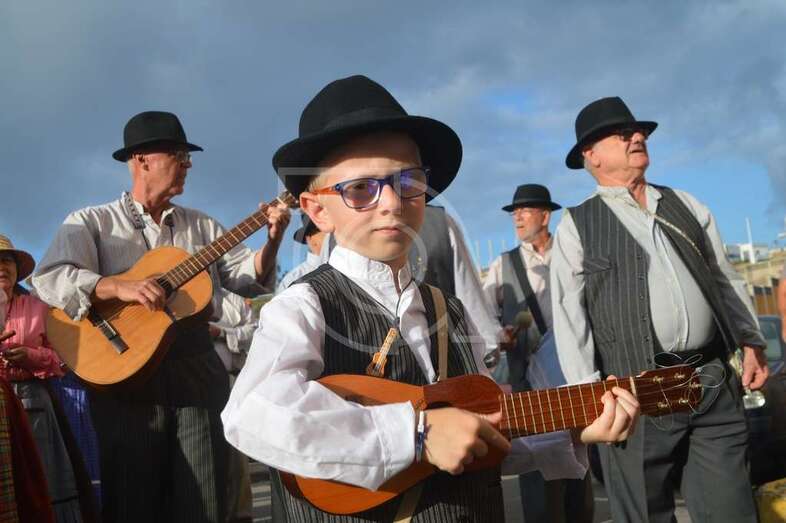 Joven timplista de uno de los grupos que animaron la romería de este sábado (Foto TA)